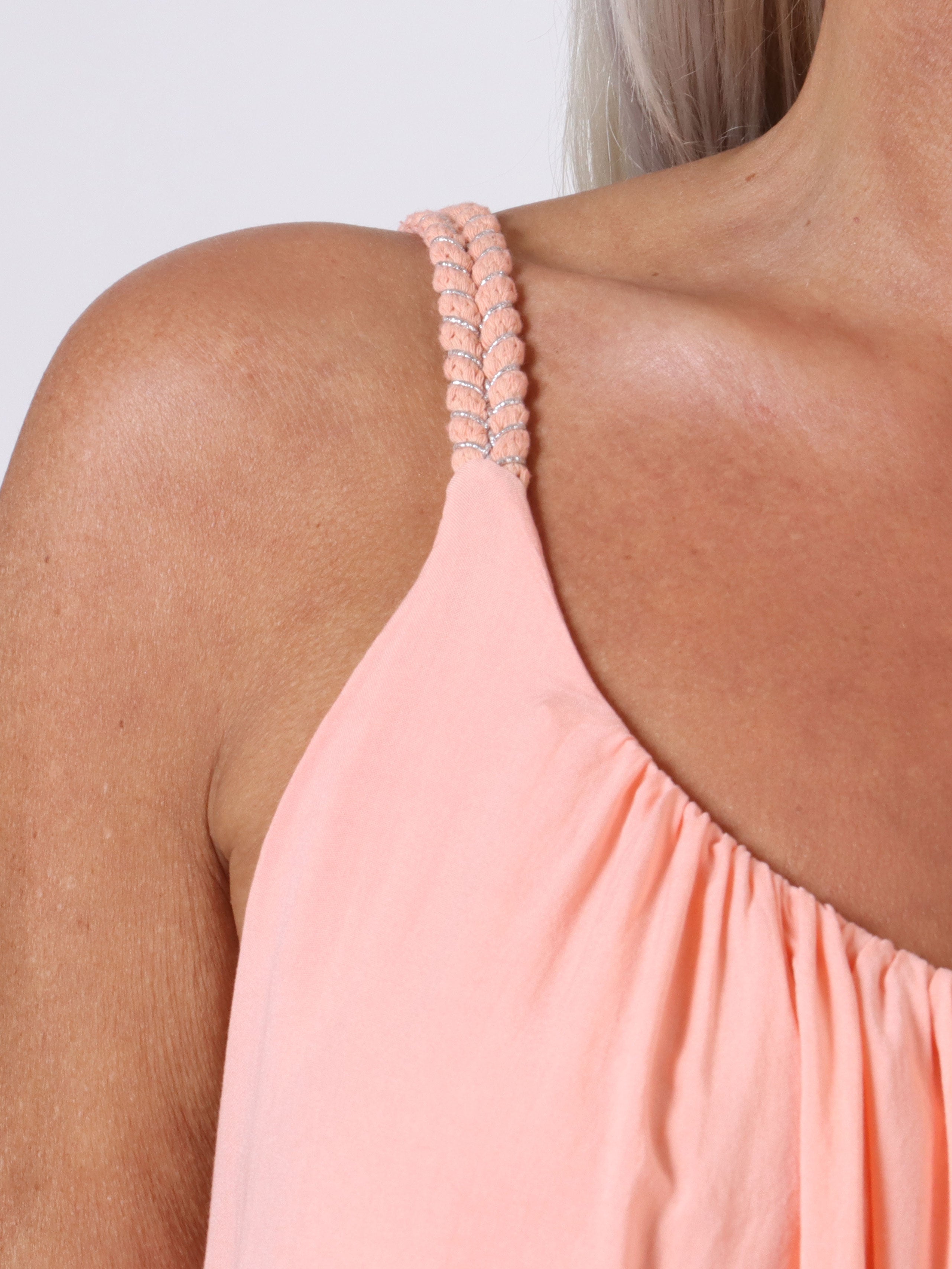 Asia Dress - Söt viskosklänning i plus size med flätade axelband - Coral